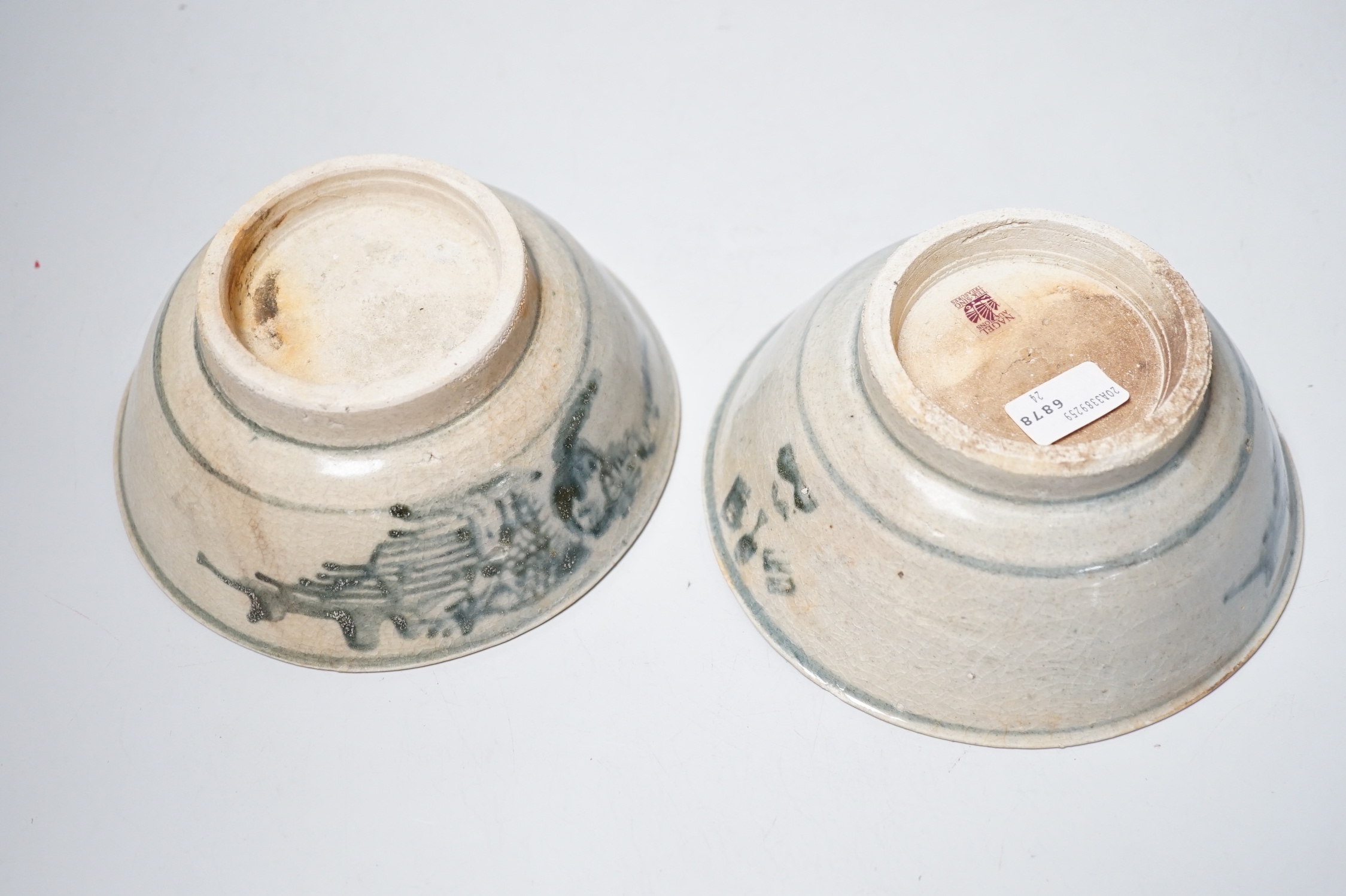 A pair of Tek Sing cargo blue and white bowls, 15cm diameter